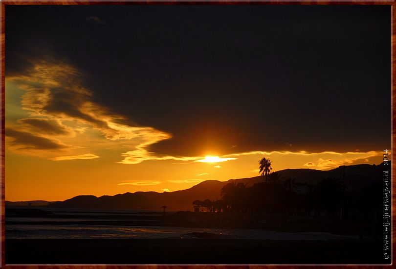 De zon verschijnt vanachter de wolken voor een laatste blik op het Playa de la Llosa in Cambrils