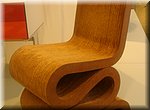 Berlijn 
Kunstgewerbemuseum  
'Wiggle side chair', Frank O Gehry (1972)   
Karton