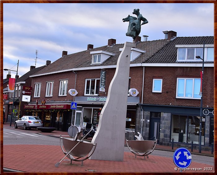 ,  

Rondje Nederland 11 
Maasbracht
Hoofdstraat
'Hippocampi', Dick van Wijk (1990)        24/56