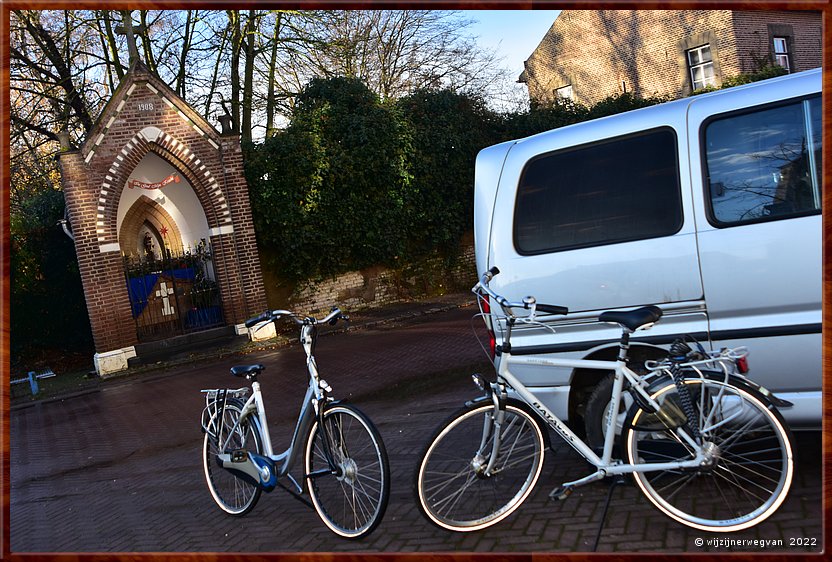 ,  

Rondje Nederland 13
Geulle aan de Maas
Geulderlei
Antoniuskapel
Met de fiets naar Schipperskerk        1/29