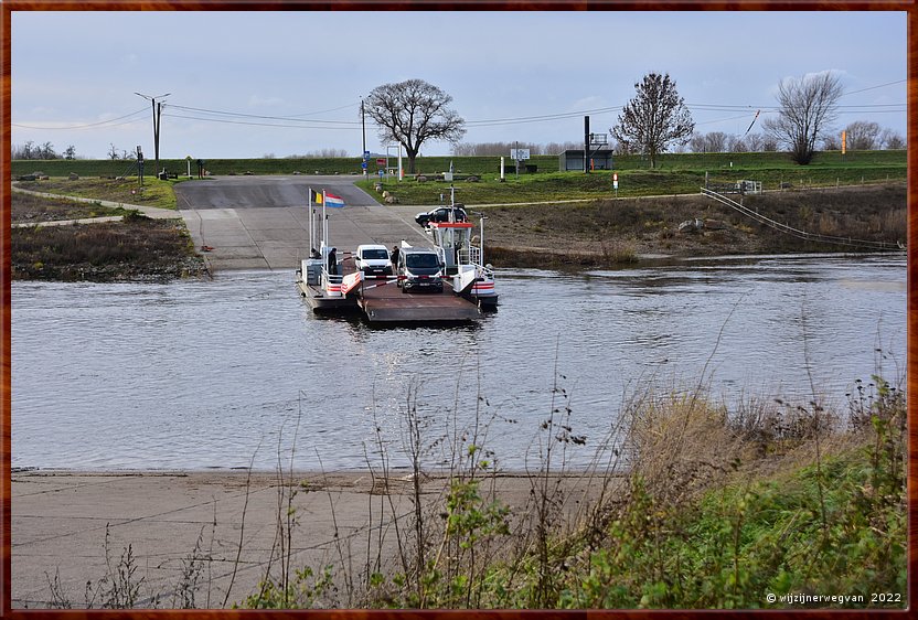 ,  

Rondje Nederland 13
Berg
Maas, rivier
'Hoal Euver II', veerdienst Berg (Nl)-Meeswijk (B)        13/29