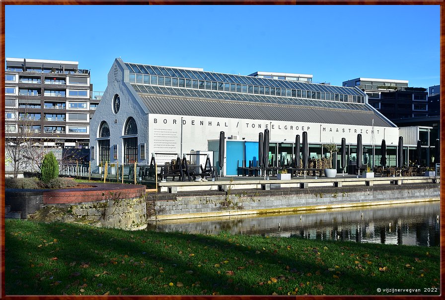 Maastricht, Bordenhal - theater toneelgroep Maastricht 

Rand van Nederland 15
Gedichten langs de rand

Ooit was de aarde plat, je viel eraf
wanneer je, tegendraads, de rand opzocht
en wars van hoge heren, blind voor straf
een moeten vond in wat niet kon of mocht.

De hemel was toen hoog, je klom erin
als je je hoofd maar boog, je hand ophield,
geen dingen zei over een Nieuw Begin,
je kromde, bad en werkte, neergeknield.

Van aarde was de schotel, was het bord
dat uit jouw hand ontstond, waarvan je at
en dat je brak. De fabrikant zijn naam

stond op de onderkant, jouw pseudoniem.
Uit leem en geest zijn wij, ook jij wist dat.
De mens heeft zich in kunst omhoog gestort.

Wiel Kusters        12/72