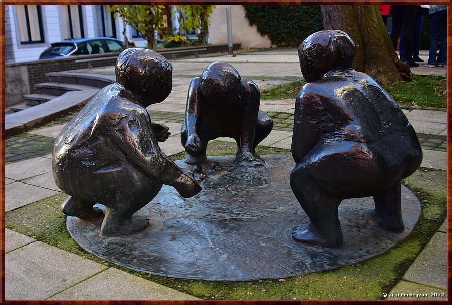 Maastricht, Le Virage 

Rand van Nederland 15
Huivende Kinder' Jos Hermans, 1984        29/72